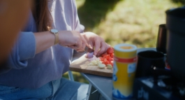 Auszubildende mit Azubicamper unterwegs Arbeitgeber Benefit Endress Hauser Recruitingfilm Azubicamper Szene auf der Straße Janne Kern, Film, Fotografie, Filmproduktion, Freiburg, Basel, Lörrach