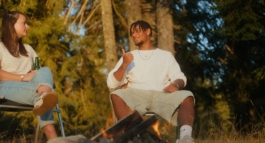 Auszubildende mit Azubicamper unterwegs Arbeitgeber Benefit Endress Hauser Recruitingfilm Azubicamper Szene auf der Straße Janne Kern, Film, Fotografie, Filmproduktion, Freiburg, Basel, Lörrach