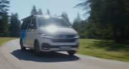 Auszubildende mit Azubicamper unterwegs Arbeitgeber Benefit Endress Hauser Recruitingfilm Azubicamper Szene auf der Straße Janne Kern, Film, Fotografie, Filmproduktion, Freiburg, Basel, Lörrach