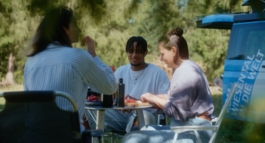 Auszubildende mit Azubicamper unterwegs Arbeitgeber Benefit Endress Hauser Recruitingfilm Azubicamper Szene auf der Straße Janne Kern, Film, Fotografie, Filmproduktion, Freiburg, Basel, Lörrach