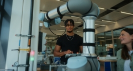 Auszubildende mit Azubicamper unterwegs Arbeitgeber Benefit Endress Hauser Recruitingfilm Azubicamper Szene auf der Straße Janne Kern, Film, Fotografie, Filmproduktion, Freiburg, Basel, Lörrach