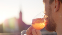 Cocktails auf der Dachterrasse Hotel Märthof Basel Restaurant Bohemia Telleranrichte im Service Janne Kern, Film, Fotografie, Filmproduktion, Freiburg, Basel, Lörrach