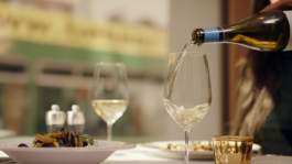 Cocktails auf der Dachterrasse Hotel Märthof Basel Restaurant Bohemia Telleranrichte im Service Janne Kern, Film, Fotografie, Filmproduktion, Freiburg, Basel, Lörrach