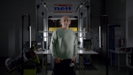 Materialzuschnitt an Maschine Industrieproduktion Mitarbeiter an Anlage Fokus auf Präzision Janne Kern, Film, Fotografie, Filmproduktion, Freiburg, Basel, Lörrach