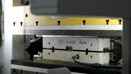 Materialzuschnitt an Maschine Industrieproduktion Mitarbeiter an Anlage Fokus auf Präzision Janne Kern, Film, Fotografie, Filmproduktion, Freiburg, Basel, Lörrach