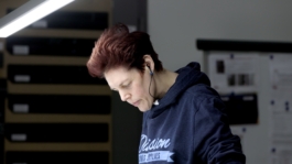 Materialzuschnitt an Maschine Industrieproduktion Mitarbeiter an Anlage Fokus auf Präzision Janne Kern, Film, Fotografie, Filmproduktion, Freiburg, Basel, Lörrach