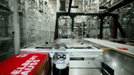 shuttle bewegt behälter durch hochregallager Janne Kern, Film, Fotografie, Filmproduktion, Freiburg, Basel, Lörrach