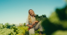 Frau sitzt mit Rhabarber im Feld Janne Kern, Film, Fotografie, Filmproduktion, Freiburg, Basel, Lörrach